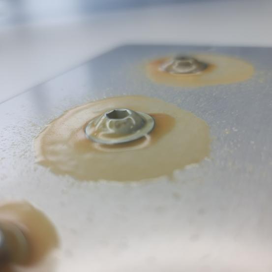 Passiver Korrosionsschutz einer Schraube mit PFINDER Wachs