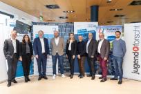 Abgebildete Personen v.l.n.r.: Bernd Gärtner (Philips Medizin Systeme Böblingen GmbH), Nadine Schlecht (PFINDER KG), Oberbürgermeister Dr. Bernd Vöhringer (Stadt Sindelfingen), Dr. Peter Mehrle (Akkodis Deutschland GmbH), Anne Friedrich (Akkodis Deutschland GmbH), Werner Hasler (Wettbewerbsleiter Jugend forscht), Michael Rapp (Vereinigte Volksbanken eG), Dr. Karl Peter Hoffmann (Stadtwerke Sindelfingen GmbH), Daniel Messmer (Stadt Sindelfingen)